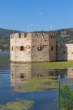 Sırbistan 'ın Tuna Nehri kıyısındaki Ortaçağ tahkim edilmiş Golubac kasabasının kalıntıları