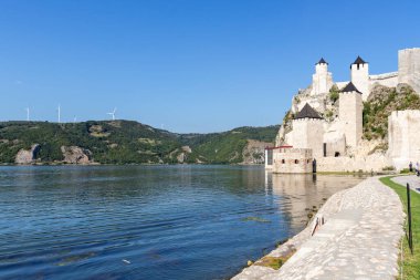 Sırbistan 'ın Tuna Nehri kıyısındaki Ortaçağ tahkim edilmiş Golubac kasabasının kalıntıları