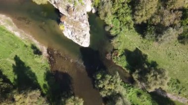 Bulgaristan 'ın Lovech Bölgesi' ndeki Aglen köyü yakınlarından geçen Vit Nehri 'nin şaşırtıcı hava manzarası
