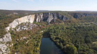 Bulgaristan 'ın Lovech Bölgesi' nin Karlukovo köyü yakınlarından geçen Iskar Nehri 'nin şaşırtıcı hava manzarası