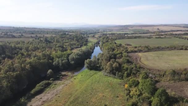 Καταπληκτική Αεροφωτογραφία Του Ποταμού Vit Που Διέρχεται Κοντά Στο Χωριό — Αρχείο Βίντεο