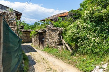 Otantik ondokuzuncu yüzyıl evleriyle Leshten Köyü, Blagoevgrad Bölgesi, Bulgaristan