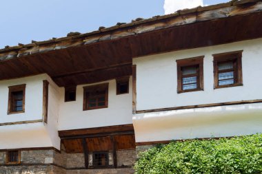 Otantik ondokuzuncu yüzyıl evleriyle Leshten Köyü, Blagoevgrad Bölgesi, Bulgaristan