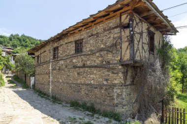 Otantik ondokuzuncu yüzyıl evleriyle Leshten Köyü, Blagoevgrad Bölgesi, Bulgaristan