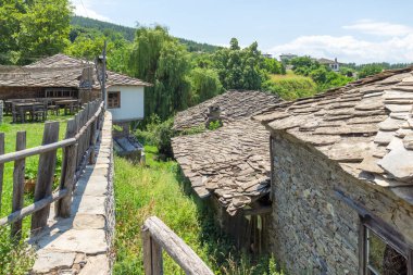 Otantik ondokuzuncu yüzyıl evleriyle Leshten Köyü, Blagoevgrad Bölgesi, Bulgaristan