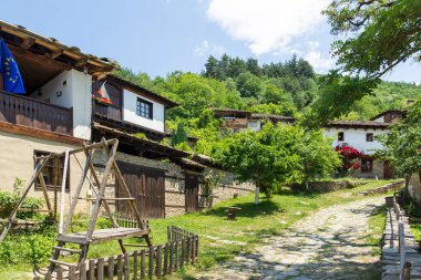 Otantik ondokuzuncu yüzyıl evleriyle Leshten Köyü, Blagoevgrad Bölgesi, Bulgaristan