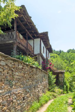 Otantik ondokuzuncu yüzyıl evleriyle Leshten Köyü, Blagoevgrad Bölgesi, Bulgaristan