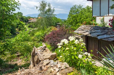 Otantik ondokuzuncu yüzyıl evleriyle Leshten Köyü, Blagoevgrad Bölgesi, Bulgaristan