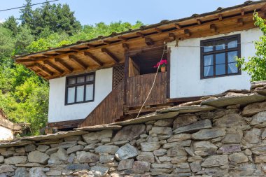 Otantik ondokuzuncu yüzyıl evleriyle Leshten Köyü, Blagoevgrad Bölgesi, Bulgaristan