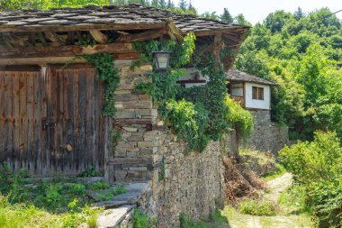 Otantik ondokuzuncu yüzyıl evleriyle Leshten Köyü, Blagoevgrad Bölgesi, Bulgaristan