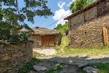 Otantik ondokuzuncu yüzyıl evleriyle Leshten Köyü, Blagoevgrad Bölgesi, Bulgaristan