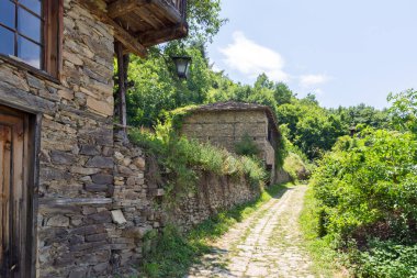 Otantik ondokuzuncu yüzyıl evleriyle Leshten Köyü, Blagoevgrad Bölgesi, Bulgaristan