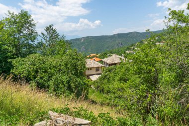 Otantik ondokuzuncu yüzyıl evleriyle Leshten Köyü, Blagoevgrad Bölgesi, Bulgaristan