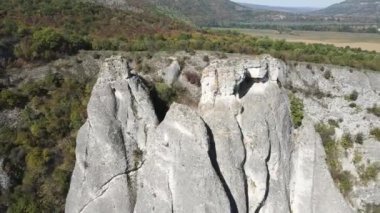 Bulgaristan 'ın Lovech Bölgesi' nin Karlukovo köyü yakınlarındaki Provartenika Kaya oluşumunun hava manzarası