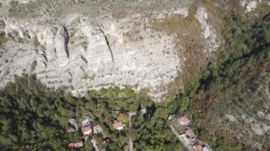 Bulgaristan 'ın Vratsa Bölgesi' nin Kunino köyü yakınlarındaki Golyam Dol kanyonunun hava manzarası
