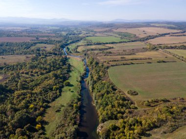 Bulgaristan 'ın Lovech Bölgesi' ndeki Aglen köyü yakınlarından geçen Vit Nehri 'nin şaşırtıcı hava manzarası