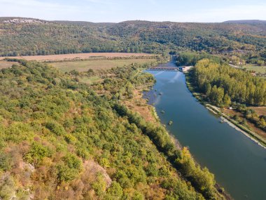 Bulgaristan 'ın Lovech Bölgesi' nin Karlukovo köyü yakınlarından geçen Iskar Nehri 'nin şaşırtıcı hava manzarası