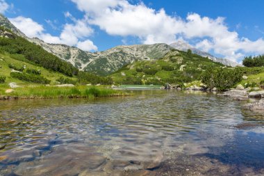 Bulgaristan 'ın Banderitsa Gölü yakınlarındaki Pirin Dağı' nın muhteşem manzarası