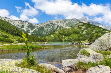 Bulgaristan 'ın Banderitsa Gölü yakınlarındaki Pirin Dağı' nın muhteşem manzarası