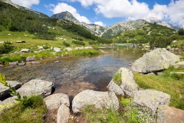 Bulgaristan 'ın Banderitsa Gölü yakınlarındaki Pirin Dağı' nın muhteşem manzarası