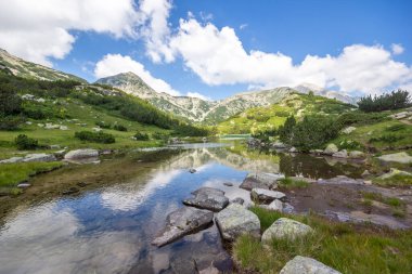Bulgaristan 'ın Banderitsa Gölü yakınlarındaki Pirin Dağı' nın muhteşem manzarası