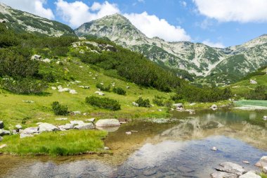 Bulgaristan 'ın Banderitsa Gölü yakınlarındaki Pirin Dağı' nın muhteşem manzarası