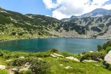Bulgaristan 'ın Banderitsa Gölü yakınlarındaki Pirin Dağı' nın muhteşem manzarası