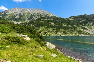 Bulgaristan 'ın Banderitsa Gölü yakınlarındaki Pirin Dağı' nın muhteşem manzarası