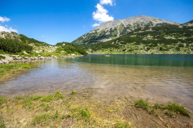Bulgaristan 'ın Banderitsa Gölü yakınlarındaki Pirin Dağı' nın muhteşem manzarası