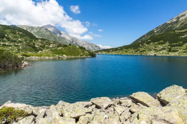 Bulgaristan 'ın Banderitsa Gölü yakınlarındaki Pirin Dağı' nın muhteşem manzarası