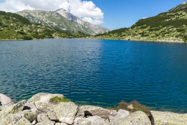 Bulgaristan 'ın Banderitsa Gölü yakınlarındaki Pirin Dağı' nın muhteşem manzarası