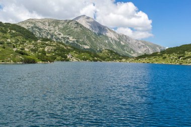 Bulgaristan 'ın Banderitsa Gölü yakınlarındaki Pirin Dağı' nın muhteşem manzarası