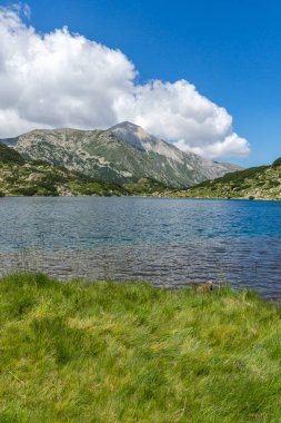 Bulgaristan 'ın Banderitsa Gölü yakınlarındaki Pirin Dağı' nın muhteşem manzarası