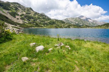 Bulgaristan 'ın Banderitsa Gölü yakınlarındaki Pirin Dağı' nın muhteşem manzarası