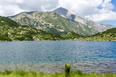 Bulgaristan 'ın Banderitsa Gölü yakınlarındaki Pirin Dağı' nın muhteşem manzarası