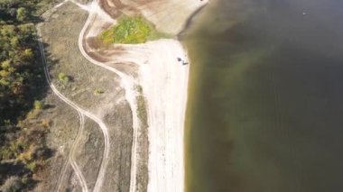 Pyasachnik (Kum Taşı) Reservoir, Sredna Gora Dağı, Filibe Bölgesi, Bulgaristan 'ın Havadan Sonbahar manzarası