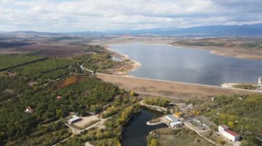 Pyasachnik (Kum Taşı) Reservoir, Sredna Gora Dağı, Filibe Bölgesi, Bulgaristan 'ın Havadan Sonbahar manzarası