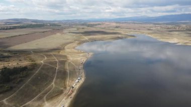 Pyasachnik (Kum Taşı) Reservoir, Sredna Gora Dağı, Filibe Bölgesi, Bulgaristan 'ın Havadan Sonbahar manzarası