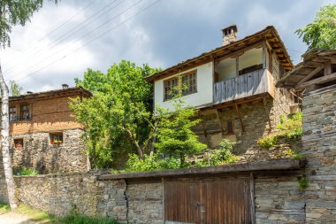 Bulgaristan 'ın Blagoevgrad Bölgesi, Otantik 19. yüzyıl evleriyle Kovaçevitsa köyü