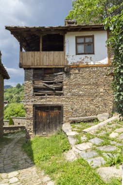Bulgaristan 'ın Blagoevgrad Bölgesi, Otantik 19. yüzyıl evleriyle Kovaçevitsa köyü