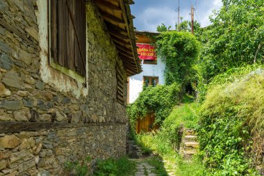 Bulgaristan 'ın Blagoevgrad Bölgesi, Otantik 19. yüzyıl evleriyle Kovaçevitsa köyü