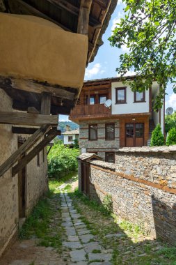Bulgaristan 'ın Blagoevgrad Bölgesi, Otantik 19. yüzyıl evleriyle Kovaçevitsa köyü