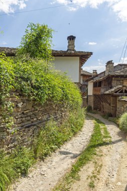 Bulgaristan 'ın Blagoevgrad Bölgesi, Otantik 19. yüzyıl evleriyle Kovaçevitsa köyü