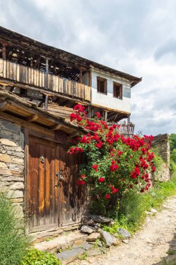Bulgaristan 'ın Blagoevgrad Bölgesi, Otantik 19. yüzyıl evleriyle Kovaçevitsa köyü