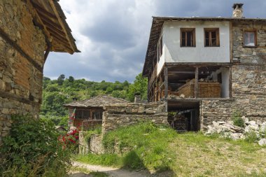 Bulgaristan 'ın Blagoevgrad Bölgesi, Otantik 19. yüzyıl evleriyle Kovaçevitsa köyü