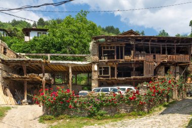 Bulgaristan 'ın Blagoevgrad Bölgesi, Otantik 19. yüzyıl evleriyle Kovaçevitsa köyü