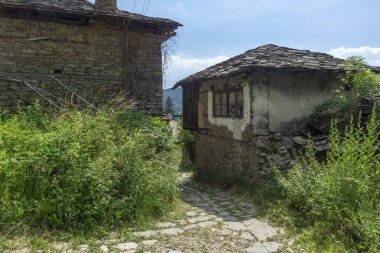 Bulgaristan 'ın Blagoevgrad Bölgesi, Otantik 19. yüzyıl evleriyle Kovaçevitsa köyü