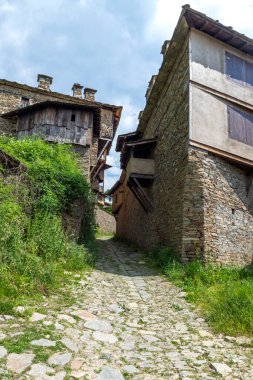 Bulgaristan 'ın Blagoevgrad Bölgesi, Otantik 19. yüzyıl evleriyle Kovaçevitsa köyü