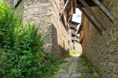 Bulgaristan 'ın Blagoevgrad Bölgesi, Otantik 19. yüzyıl evleriyle Kovaçevitsa köyü