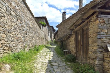 Bulgaristan 'ın Blagoevgrad Bölgesi, Otantik 19. yüzyıl evleriyle Kovaçevitsa köyü